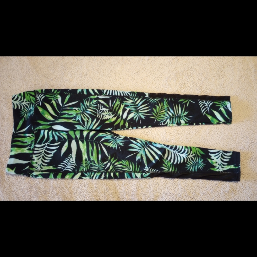 Green and black stylish leaf pattern leggings